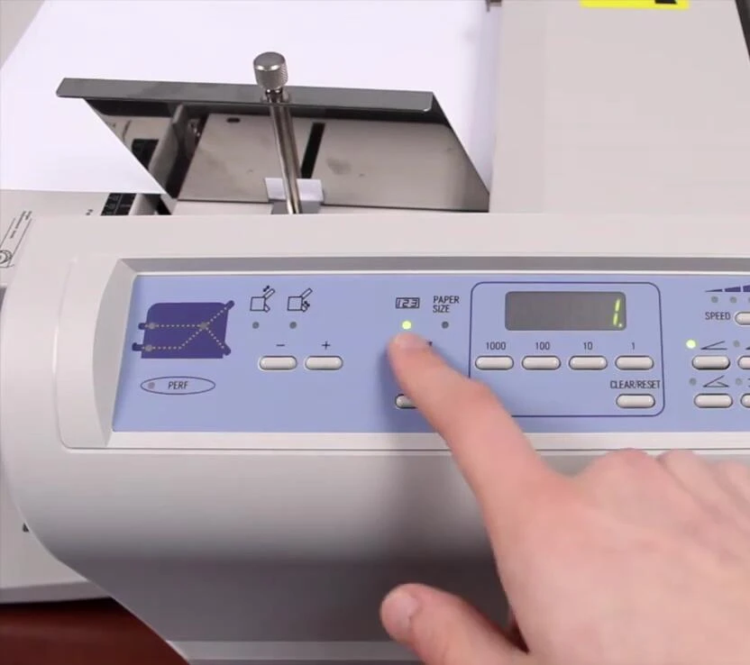 Adjusting the fold position on a tray.