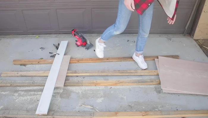 Cut 2x2s or 2x4s to length for the crate frame. Choose boards without the pith (center of the tree) to avoid warping.