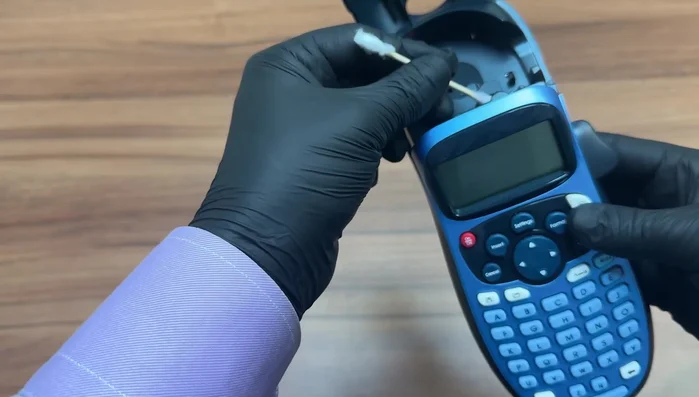 Let the alcohol solution dry for about 5 minutes.