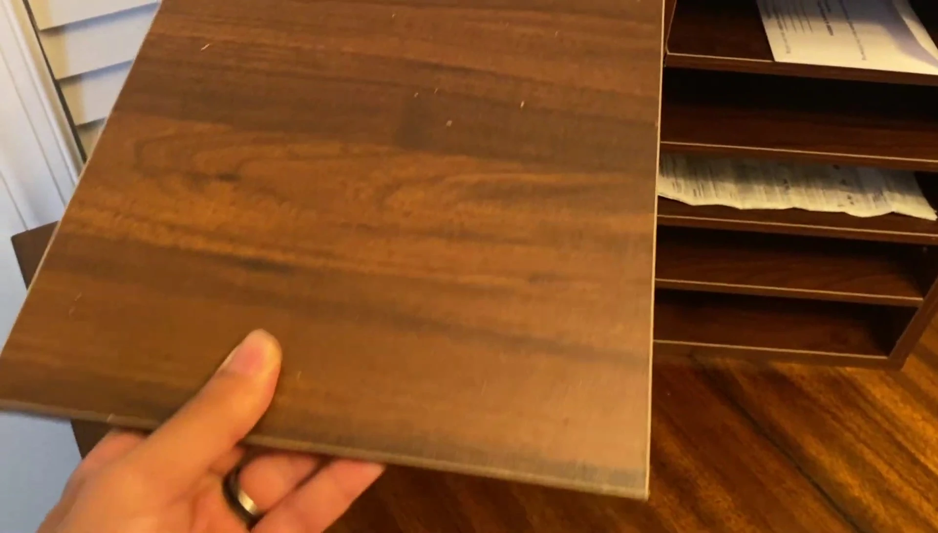 Image showing the capacity of a compartment with paper sheets.