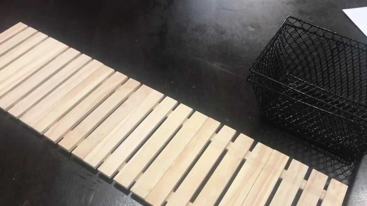 Positioning mesh baskets on the pallet base