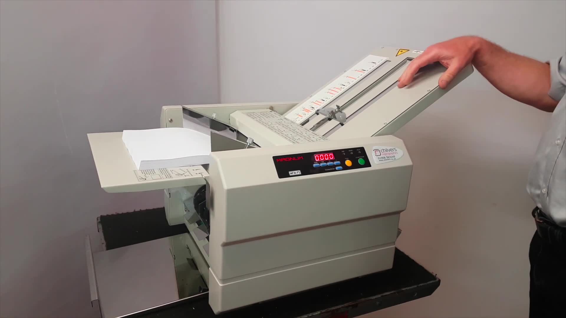 Overall view of the machine on a desk.