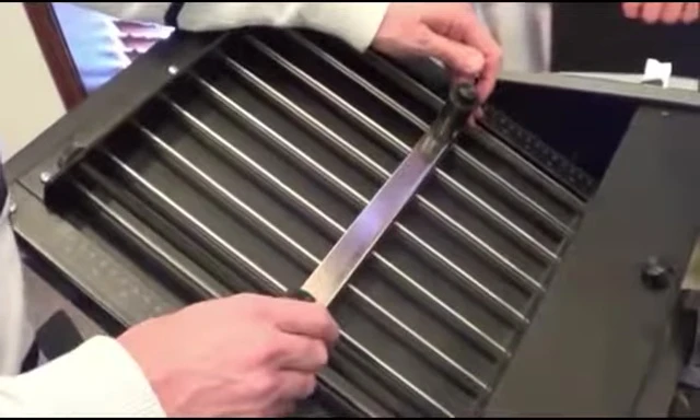 Adjusting paper guides and fold tables for a Z-fold