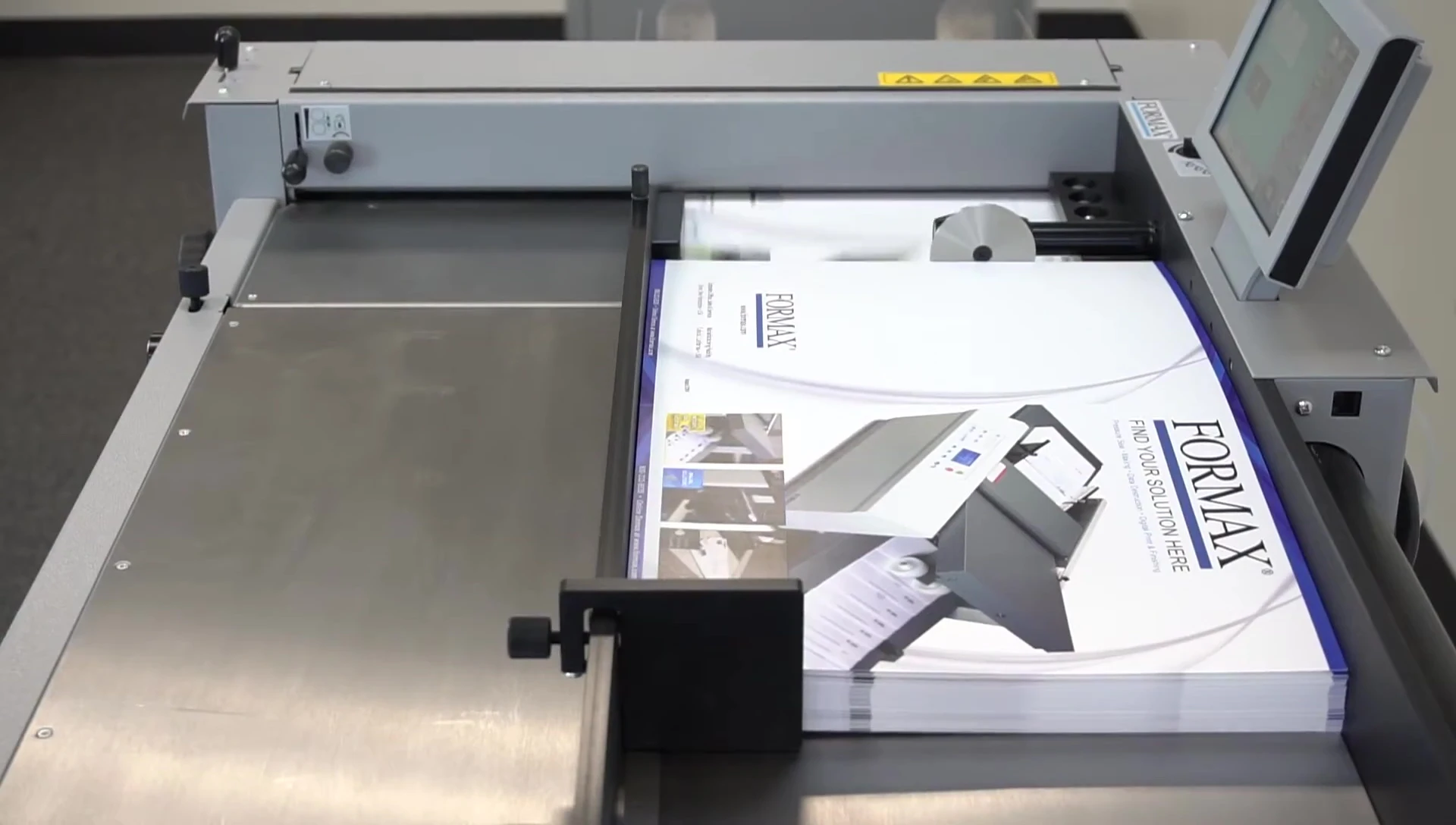 Image showing the importance of creasing in digital printing.