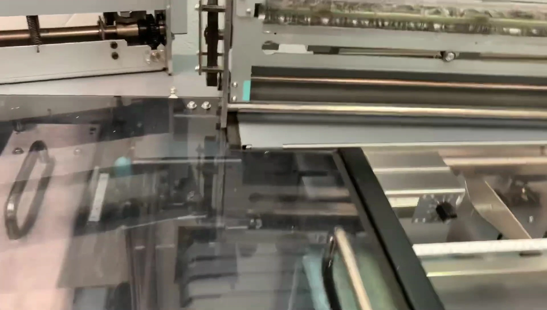 Overview of the machine's compact size.