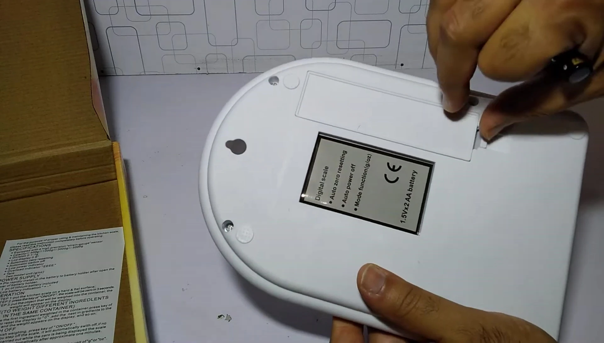 Opening the battery compartment