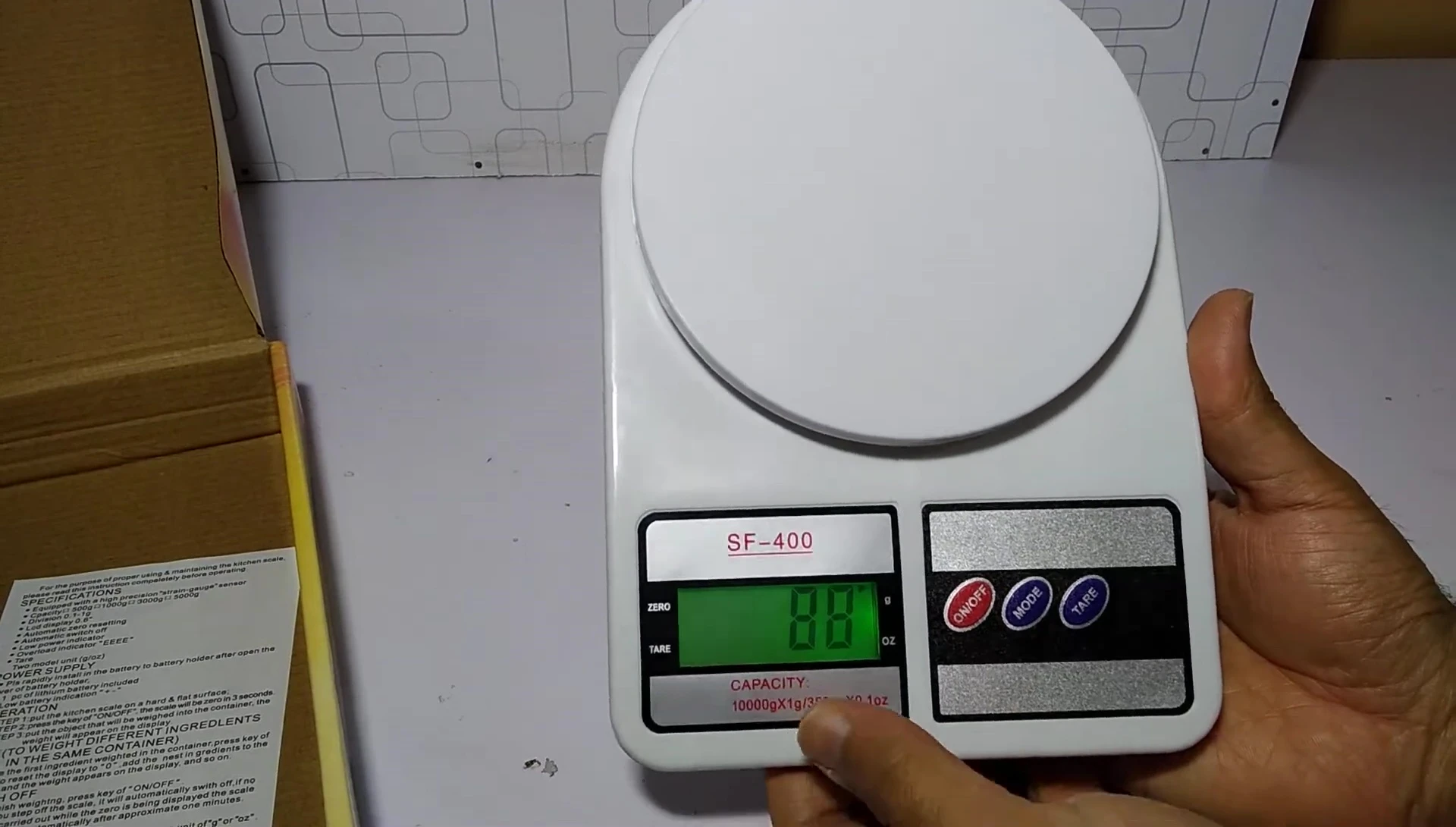 The green display of the SF-400 kitchen scale showing zero weight