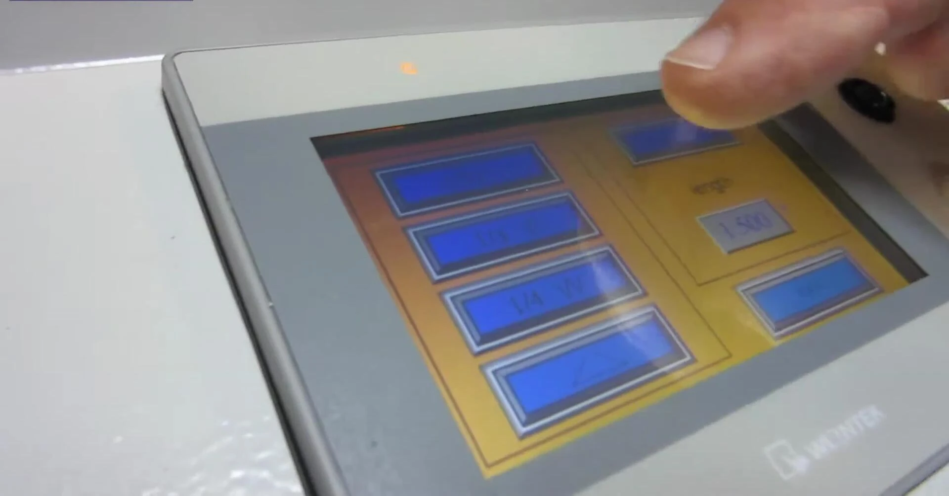 Screenshot of the touchscreen displaying the various fold options.