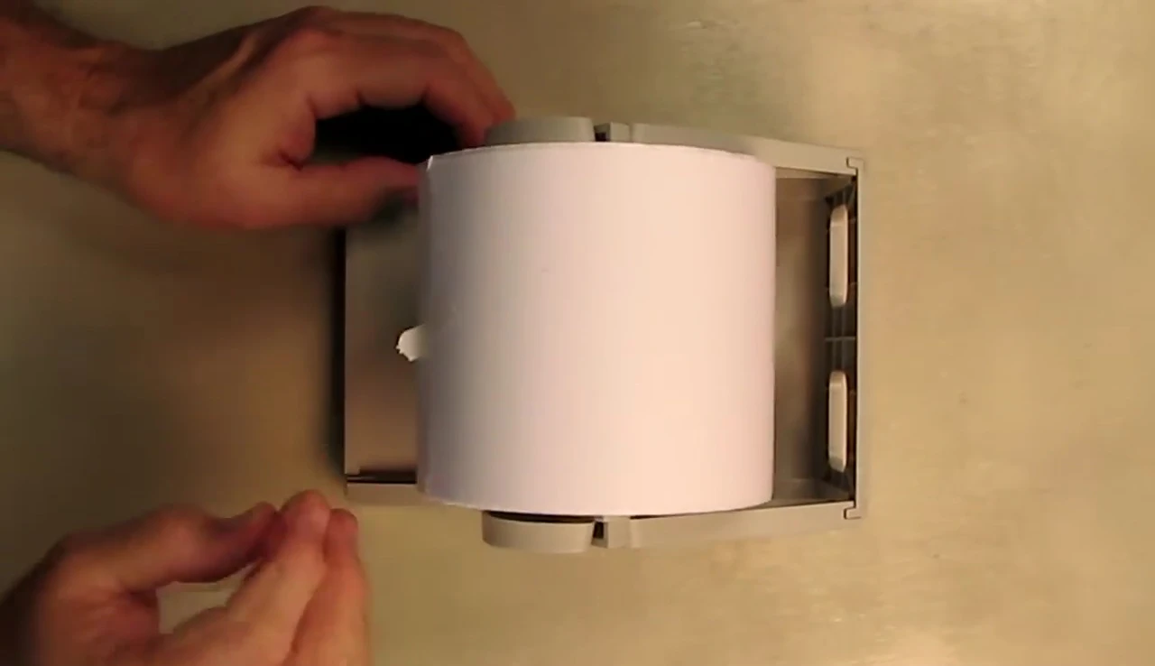 Demonstration of how both roll and fan-fold labels fit into the holder