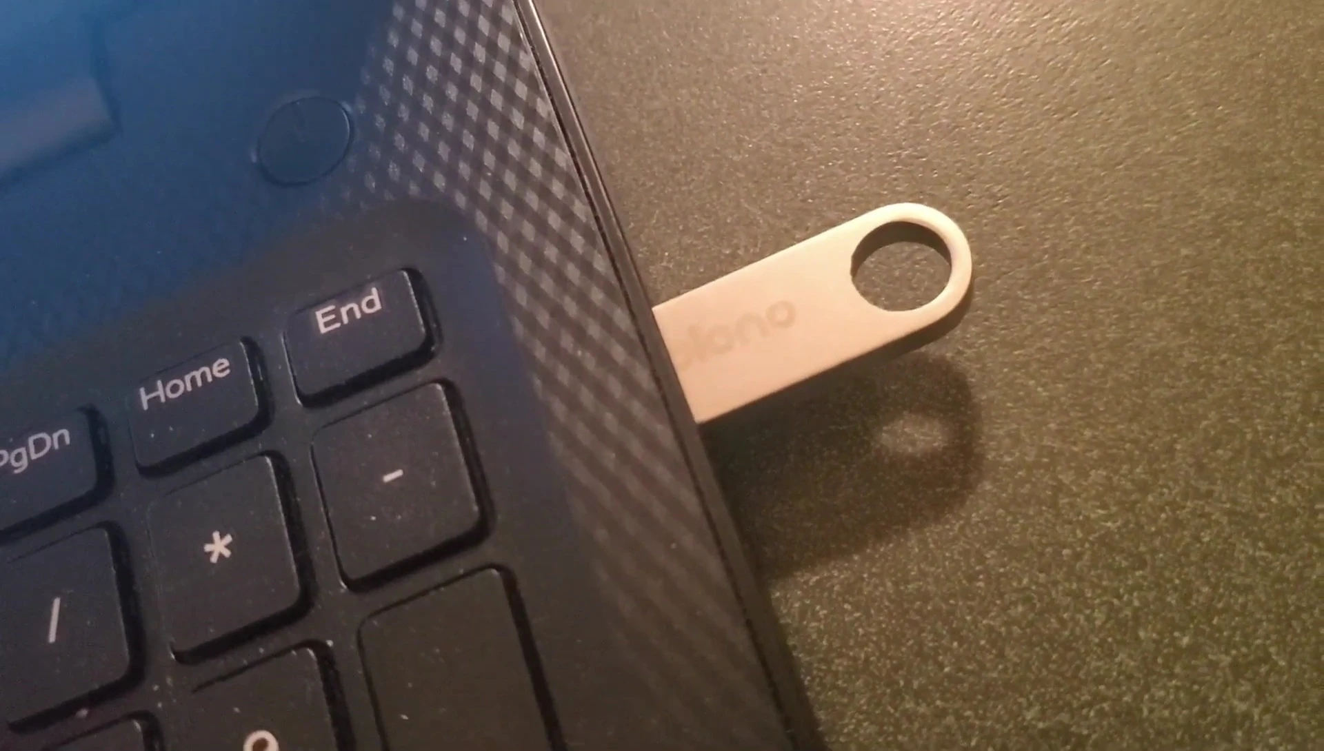 Flash drive for installing drivers.