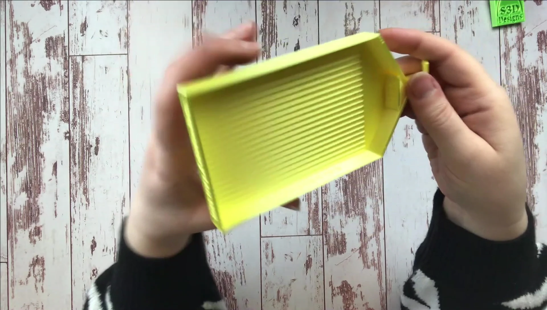 The tray and cover minder demonstrating the snug fit.