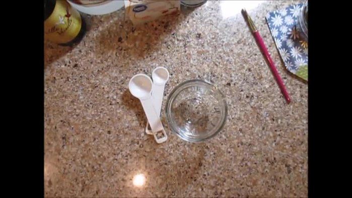 Prepare the glue ingredients: 3 tablespoons of white vinegar, 1 teaspoon of sugar, 0.25 ounces of unflavored gelatin, and 1 teaspoon of vanilla extract.