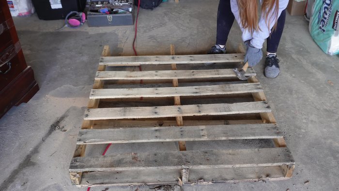 Cut pallet wood pieces to desired lengths.