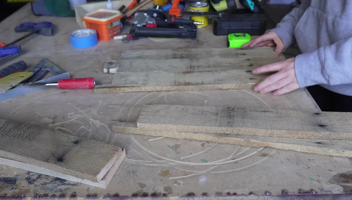 Cut pallet wood pieces to desired lengths.