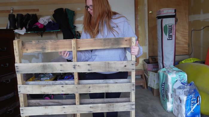 Cut pallet wood pieces to desired lengths.